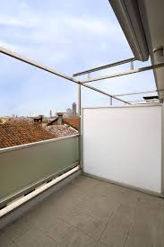 Schließlich sind die nachbarbalkone nach links und rechts meist nur einen steinwurf weit entfernt. Sichtschutz Fur Den Balkon Sicher Und Gut Geschutzt Jetzt Auf Www Immobilien Journal De