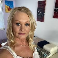 Ellen Moos's Instagram, Twitter & Facebook