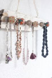Tuto Un Presentoir A Colliers En Bois De Recup Idees Pour La Maison Presentoir Collier Rangement Bijoux Et Titulaire De Bricolage De Bijoux