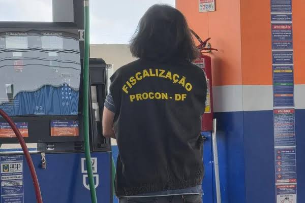 Operação mira postos de combustíveis no DF após variação de preços
