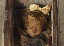 Morta per un'infezione ai bronchi nel dicembre 1920 è stata imbalsamata. Rosalia Lombardo The Mummy That Blinks Amusing Planet