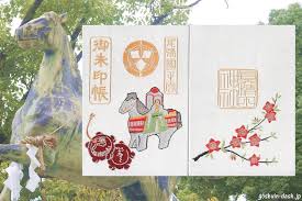 御朱印ダッシュ なごやっくす on instagram 真清田神社 愛知県一宮市 真清田神社で拝受した御朱印帳です 表表紙に 神紋 九枚笹 と土鈴 五鈴鏡 飾り馬 があしらわれた 味のあるデザイン 裏表紙の花は神社の例祭 桃花祭に関連して桃の花かな