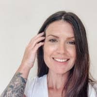 Jennifer Batt's Instagram, Twitter & Facebook