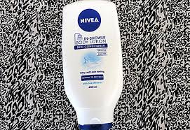 Warna biru selalu masuk pada trend warna tahunan. Kelihatan Nivea In Shower Body Lotion Skin Conditioner Review