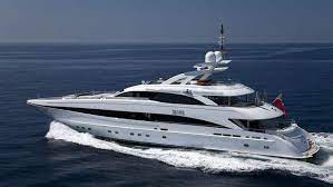 Roger federer a été surpris par des paparazzi passant du temps avec sa famille sur le luxueux yacht de bernard arnault. Fotostrecke Das Ist Die Yacht Auf Der Roger Federer Ferien Macht Schweizer Illustrierte