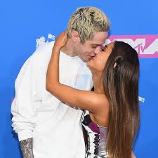 The clip from ariana, 28, has since resurfaced online and has been shared by various twitter accounts. Ariana Grande And Pete Davidson Kept Their Vmas 2018 Pda Going At A Sweetener Session Teen Vogue