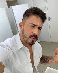 Maia iniciou sua carreira produzindo vídeos humorísticos na internet, atualmente possuindo 21. Carlinhos Maia Passa Por Processo De Harmonizacao Facial E Comemora To Gostoso