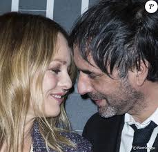 D'après le magazine public, vanessa paradis n'a pas le temps de se réjouir, alors que son mariage avec l'acteur et réalisateur samuel benchetrit serait. Vanessa Paradis Et Samuel Benchetrit Se Sont Maries Un Mariage En Douce Purepeople