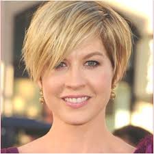 30 Short Curly Hairstyles For Round Faces Over 40 Valentinafrancesca Com In 2020 Short Hair Styles For Round Faces Curly Hair Styles Short Hair Styles