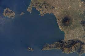Geografia fisica l'isola, bagnata dal mar tirreno a est e a sud, dal mar di sardegna a ovest, è separata dalla corsica dalle bocche di bonifacio. Golfo Di Napoli Wikipedia