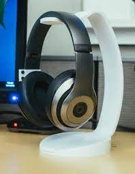 A Plastic Diy Headphone Stand Creative Diy Headphone Stands Some Are From Recycled Materials Diy He Diy Headphone Stand Diy Headphones Headphones Stand