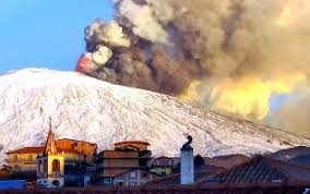 May 30, 2021 · leggi su sky tg24 l'articolo etna in eruzione, fontana di lava e nube alta 6,5 chilometri. Sicilia Violenta Eruzione Dell Etna Le Foto Dalla Provincia Di Catania