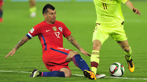 Footballer who plays for italian club bologna as a defensive midfielder. Gary Medel Chiles Pitbull Zwischen Genie Und Wahnsinn Goal Com