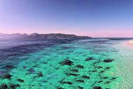 Bucht mit Sandstrand und blauem Meer