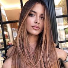 Il cinnamon hair caldo color cannella si combina perfettamente ai capelli castano scuro. Il Balayage Caramello Dell Autunno 2020brilla Sui Capelli Castani