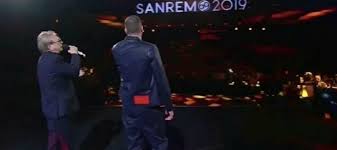 Il suo nome inizi a circolare sul web, livio si fa strada, seppur faticosamente, nel panorama hip hop italiano e arriva a vincere il premio come miglior artista emergente al mei. Gomorra Capannelle E Una Rosa Bianca I Segreti Di Liberato