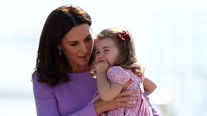 Jun 07, 2021 · immerhin sei die queen als kind von ihrem vater könig georg vi., †55, ihrer mutter queen elizabeth, †101, und ihrer schwester prinzessin margaret, †71, liebevoll lilibet genannt worden. Kate Middleton Foto Beweis Prinzessin Charlotte Sieht Aus Wie Lady Di News De