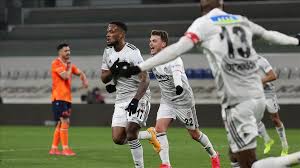 Başakşehir'in bastırdığı anlarda golü bulan taraf beşiktaş oldu. Besiktas Basaksehir Engelini Gecti