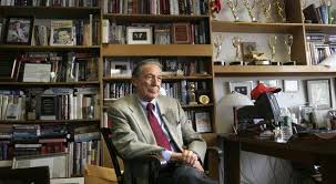 David letterman once showed a clipreel with dinosaurs to illustrate the advanced age of most of the 60 minutes reporters at that time, with the usual voices. Mike Wallace Cbs Pioneer Of 60 Minutes Dead At 93 The New York Times