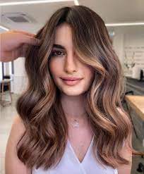 Dai castani luminosi ai neri, dai biondi cremosi alle tecniche hair contouring, ecco le tendenze colore capelli autunno inverno 2021 2022. Balayage Capelli Castani 2020 Cos E Come Si Fa E Le Foto Piu Belle