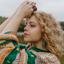 Bernice West se voete ferm in geloof geplant