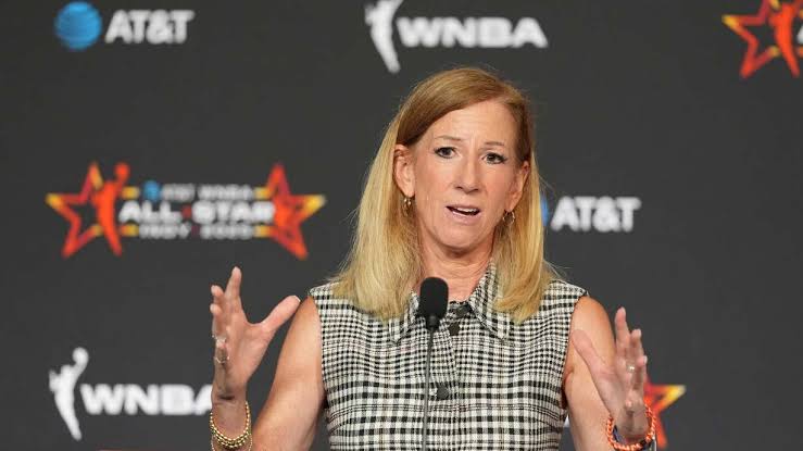 WNBA Commissioner Cathy Engelbert addressing media, do AI tạo