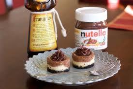 Supaya bisa membuat mug cake ini, kamu hanya memerlukan 4 bahan saja, yaitu 1 cangkir keramik, 1 butir telur, 2 sendok makan bubuk cocoa, dan 3 sendok makan gula bubuk. 7 Resep Kue Ini Bisa Dibuat Siapa Saja Nggak Perlu Oven Untuk Membuatnya