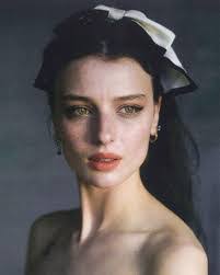 Liz Forrest's Instagram, Twitter & Facebook