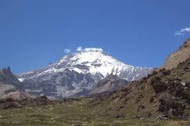 El tupungatito es también es conocido como volcán bravard, nombre recibido en honor de un científico francés muerto en un terremoto en la ciudad de mendoza. Volcan Tupungato Argentina Chile Ecured