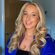 Kelly Dickinson's Instagram, Twitter & Facebook