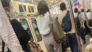 小田急線の車内で男が人を刺して逃走か 東京 世田谷区 2021年8月6日 21時05分 警視庁によりますと、6日夜、東京 世田谷区の小田急線の車内で、男が乗客とみられる人を刃物で刺して逃走したということです。 Zwkwvjb7wtshfm