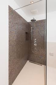 Dusche Mit Irisierendem Glasmosaik Und Grossformatigen Fliesen Foto Daniel Schvarcz Photographie Badezimmer Innenausstattung Badezimmereinrichtung Glasmosaik