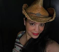 Gina Dillman's Instagram, Twitter & Facebook