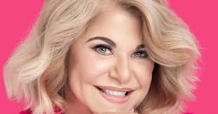 Susana Pérez dusts off a photo with Beatriz Valdés