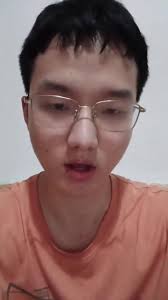 在湖南娄底新化县天桥悬挂四通桥标语横幅的，是当地22岁青年 方艺融。  在视频中他表示，暴政必然可怕，但权威压不跨人心，习近平再怎么迫害我们，也阻止不了民主思想一次又一次的在中国人心中生根发芽。  长江之水不会倒流，希望中国人能早日摆脱专制，过上更好的生活。