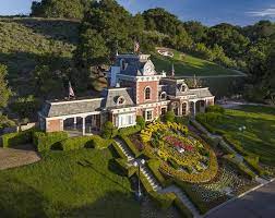 Michael jackson, morto per overdose di anestetico propofol nel 2009 all'età di 50 anni, acquistò la proprietà a los olivos, a circa 120 miglia (193 km) a nord di los angeles, nel 1988 per 19,5. Neverland Di Michael Jackson Il Ranch Maledetto A Prezzo Scontato