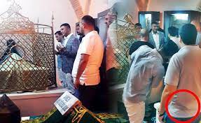 @sedat_peker sizce mehmet ağar yoklamaya devamsız mı yazılmalı yoksa raporlu olarak mı işlem yapılmalı? Ozel Sedat Peker In Adamlari Alevi Turbesine Silahlarla Girdi
