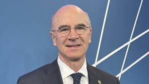 Directivo de la semana': Armando Solís, presidente de PSN, al lado de los  colegiados sanitarios