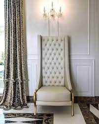 A Luxury High Back Chair Finished In A White Leather And Gold Flourishes The Perfect Tall Occasional Chair For Those Palatial Interi Cadeiroes Design Poltrona