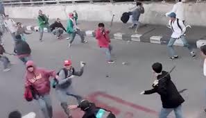 Pada kesempatan ini, soal meminta kita untuk menyajikan contoh teks debat tentang kenakalan remaja. Teks Diskusi Tentang Anti Tawuran Anak Sekolah Kosngosan