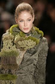 Doutzen Funky Moss Scarf It Looks So Beautiful But If It S Real Fur I Don T Like It Anymore Fashion Doutzen Kroes Love Fashion