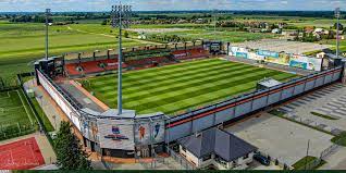 Stadion oddano do użytku w roku 2007 i były na nim wówczas 2262 miejsca siedzące, w tym 775 na krytej trybunie. Startuje Pko Bp Ekstraklasa Inauguracja W Niecieczy