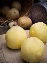 Aus dem semmelknödelteig etwa 12 knödel formen. Kartoffelknodel Ein Halb Halb Rezept Fur Knodel Bayern 1 Radio Br De