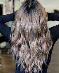 Mushroom Blonde Ist Der Frisuren Trend 2019 Und Die Perfekte Farbe Fur Blonde Und Braune Haare Wir Zeigen Bilder Der Pilz Farbe 2018 Frisuren Frisurentren Braune Haare Frisuren Braune Haare Farbe Fur Haare