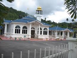 Meski tak ada sejarah tertulis otentik tentang sejarah awal pembangunannya, masjid kampung laut kelantan disebut sebut sebagai masjid tertua di malaysia. Masjid Kampung Seronok Jejak Mihrab Mimbar