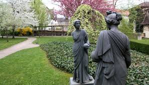 Idee Fur Einen Kleinen Park Frommannscher Garten Jena Beispiel Mit Dunklen Skulpturen Am Parkweg Holzpergola Pergola Parks