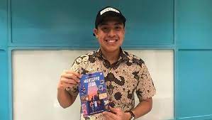 Berikut ini 7 buku yang direkomedasikan jerome polin, youtuber yang sukses mendapatkan beasiswa penuh kuliah di luar negeri. Buku Jerome Polin Mantappu Jiwa Terjual 2 000 Eksemplar Dalam 7 Menit