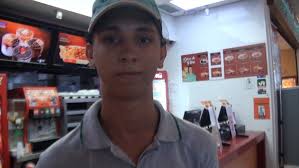 'Exemplo que o povo deve seguir', diz homem que aparece em vídeo em que  funcionário o ajuda a se alimentar na BA