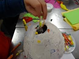 Une fois votre déco terminée, garnissez la pinãta avec des bonbons, des confettis et des petits cadeaux. Etape 8 Garnir La Pinata