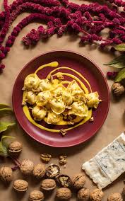 Tortellini Roher Schinken Mit Gorgonzola Sauce Mit Walnuss Stuckchen Und Safran Giovanni Rana Rezept Gorgonzola Tortellini Walnuss